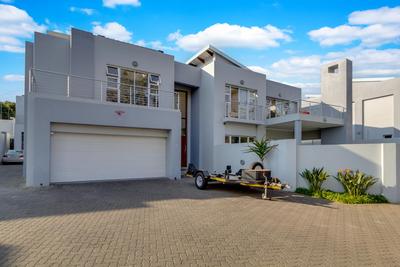 Townhouse For Rent in Bryanston, Sandton
