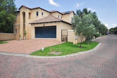 Townhouse For Rent in Broadacres, Sandton