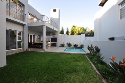 Townhouse For Rent in Bryanston, Sandton